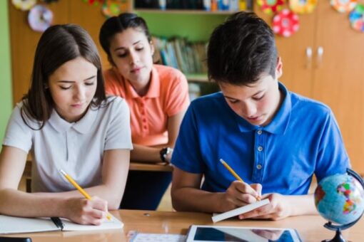 Educación primaria y niños estudiando