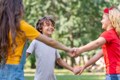 Hijo único socializando con otros niños