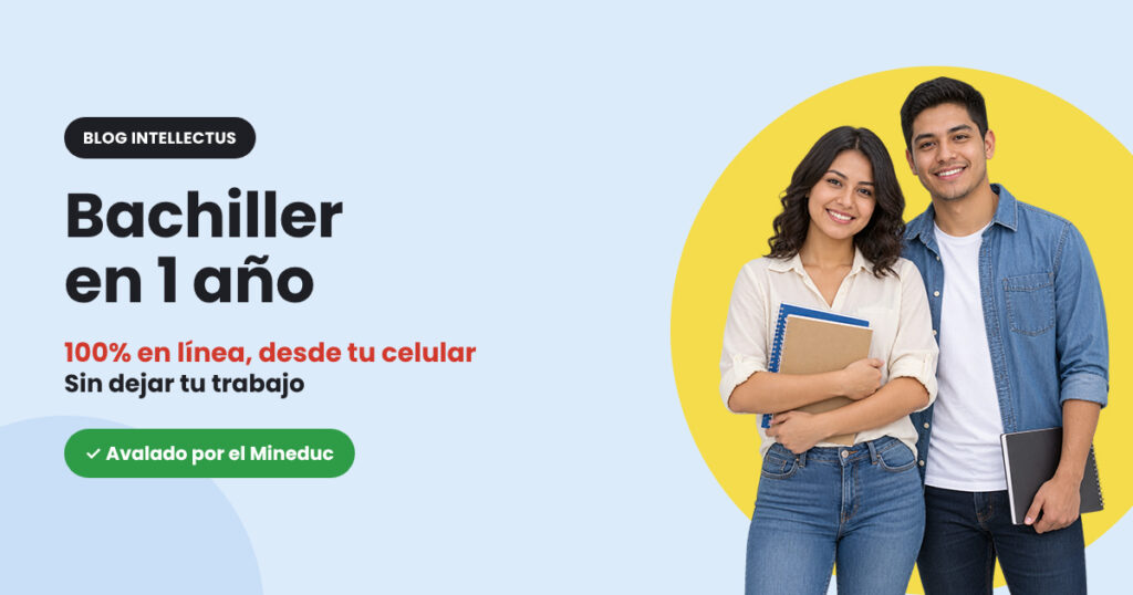 Dos estudiantes sonrientes con cuadernos: bachiller en 1 año, 100% en línea desde tu celular