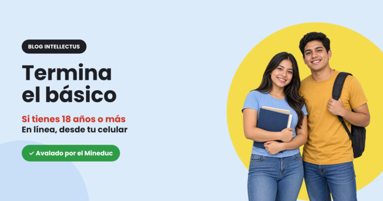 Dos estudiantes sonrientes con cuadernos: termina el básico por madurez en línea, desde tu celular